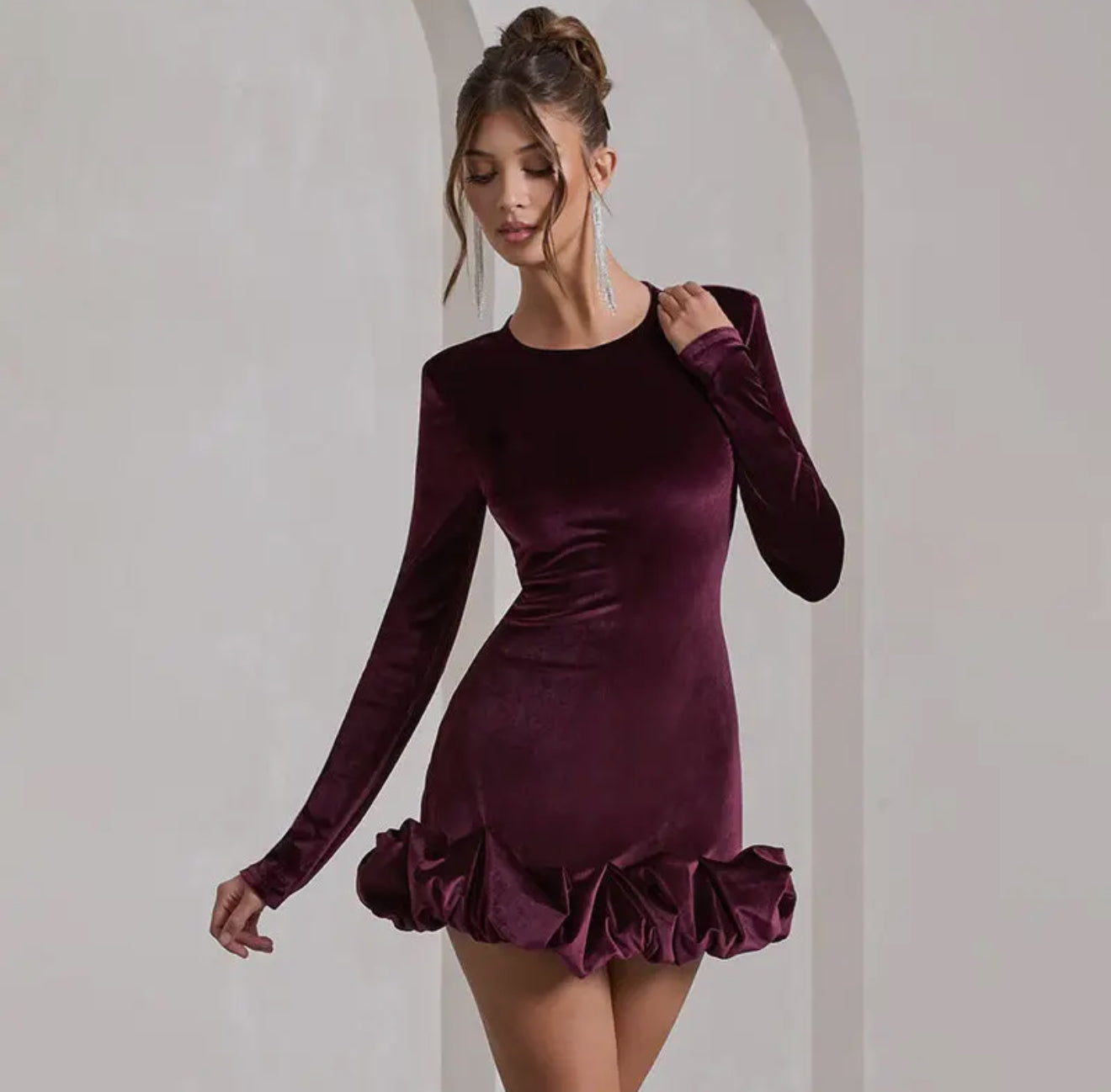Elegant Velvet Round Neck
Three Dimensional Pleated Hem Long Sleeve Dress Women